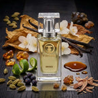 TIMSS U 569 BLOND DUFT apă de parfum prezentat alături de bucăți de chihlimbar, frunze de tutun blond și pahar cu rom.