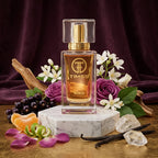 TIMSS W 312 SI apă de parfum prezentat alături de coacăze negre, petale de trandafir și păstăi de vanilie.
