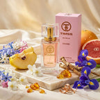 TIMSS W 330 CHARME apă de parfum prezentat alături de felii de gutuie, grepfrut și petale de iasomie.