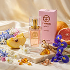 TIMSS W 330 CHARME apă de parfum prezentat alături de felii de gutuie, grepfrut și petale de iasomie.