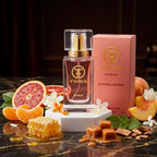 TIMSS W 345 SCANDAL apă de parfum prezentat alături de miere aurie, flori de gardenie și caramel.