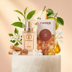 TIMSS W 417 Skarlett inspirat din Cacharel apa de parfum prezentat alături de frunze de ceai verde și flori de portocal.